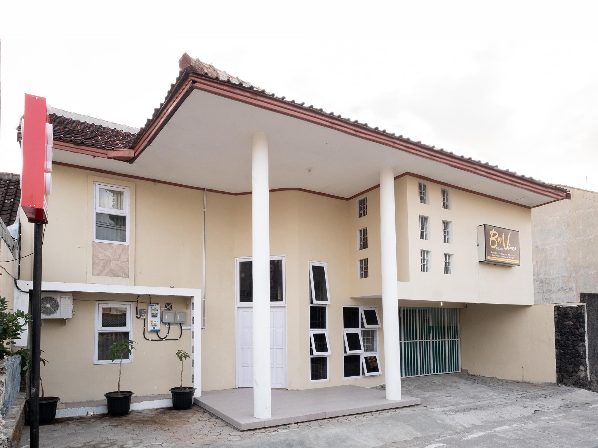 Hotel Oyo 2173 Bnv House Babarsari Maguwo Esterno foto
