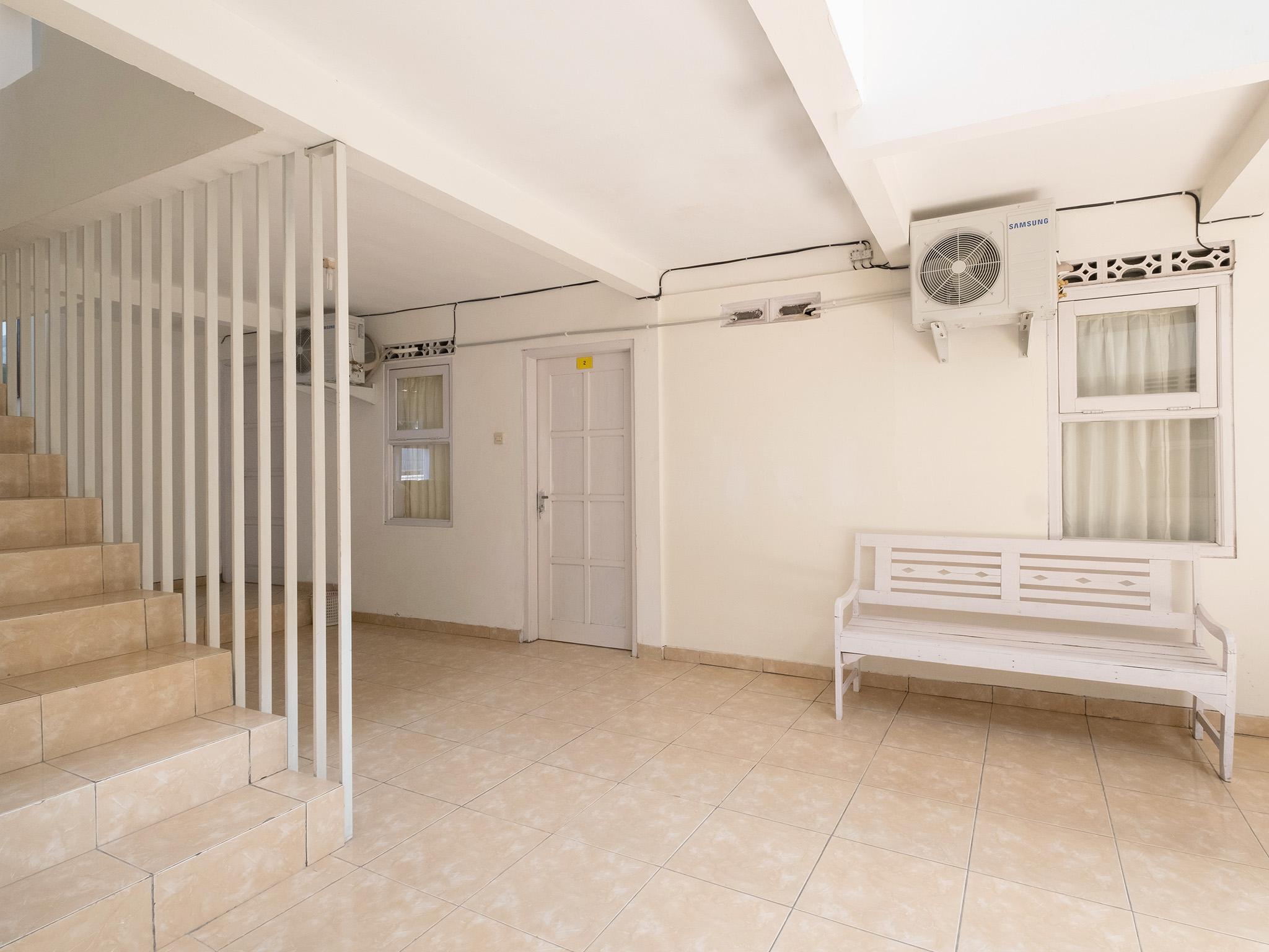 Hotel Oyo 2173 Bnv House Babarsari Maguwo Esterno foto